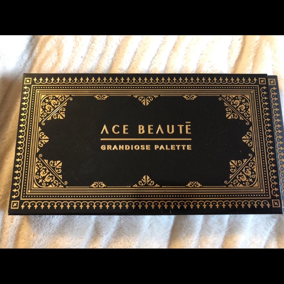 *NEVER BEEN USED* eyeshadow palatte - Picture 2 of 2